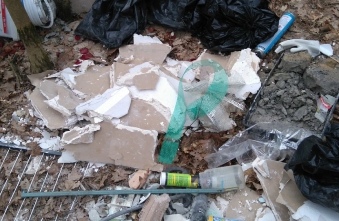 {Strażnicy miejscy z Olsztyna namierzyli osobę, która wyrzuciła śmieci do lasu. Pomogły… same śmieci.}