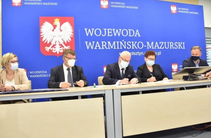 {Wojewoda warmińsko-mazurski podpisał z samorządami umowy na dofinansowanie linii autobusowych.}